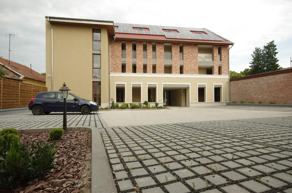 Almasy Apartmanhaz Gyula Exterior photo